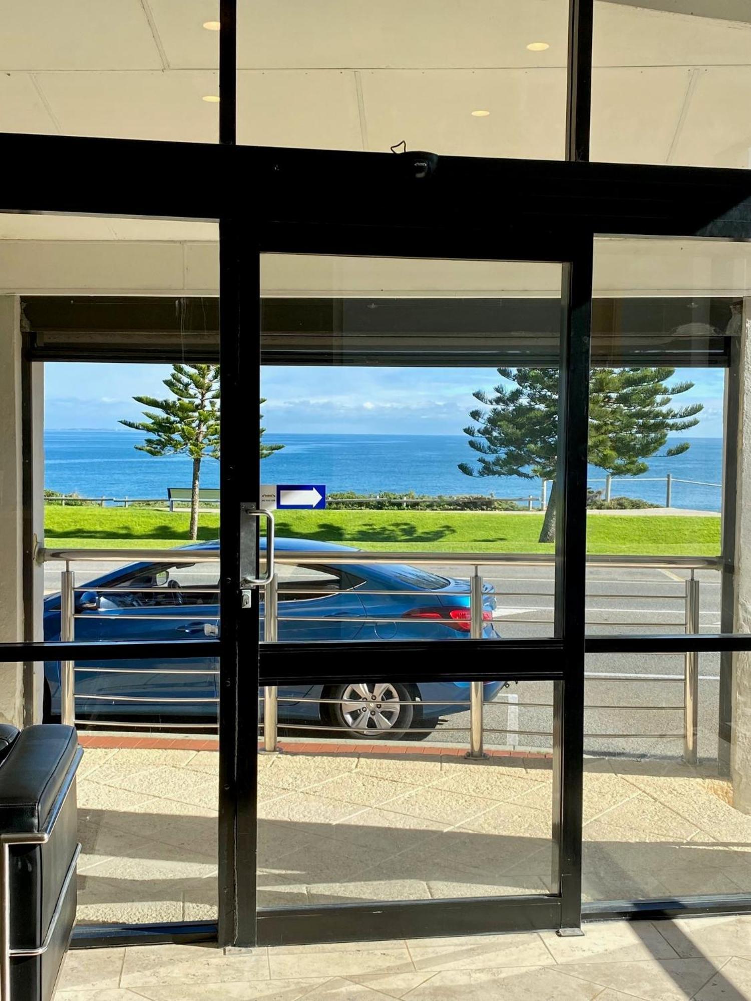 Ocean Beach Hotel パース エクステリア 写真